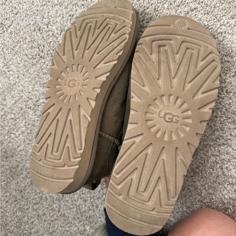 UGG Olive Suede Boots with Cozy Lining - Picture 4 of 4